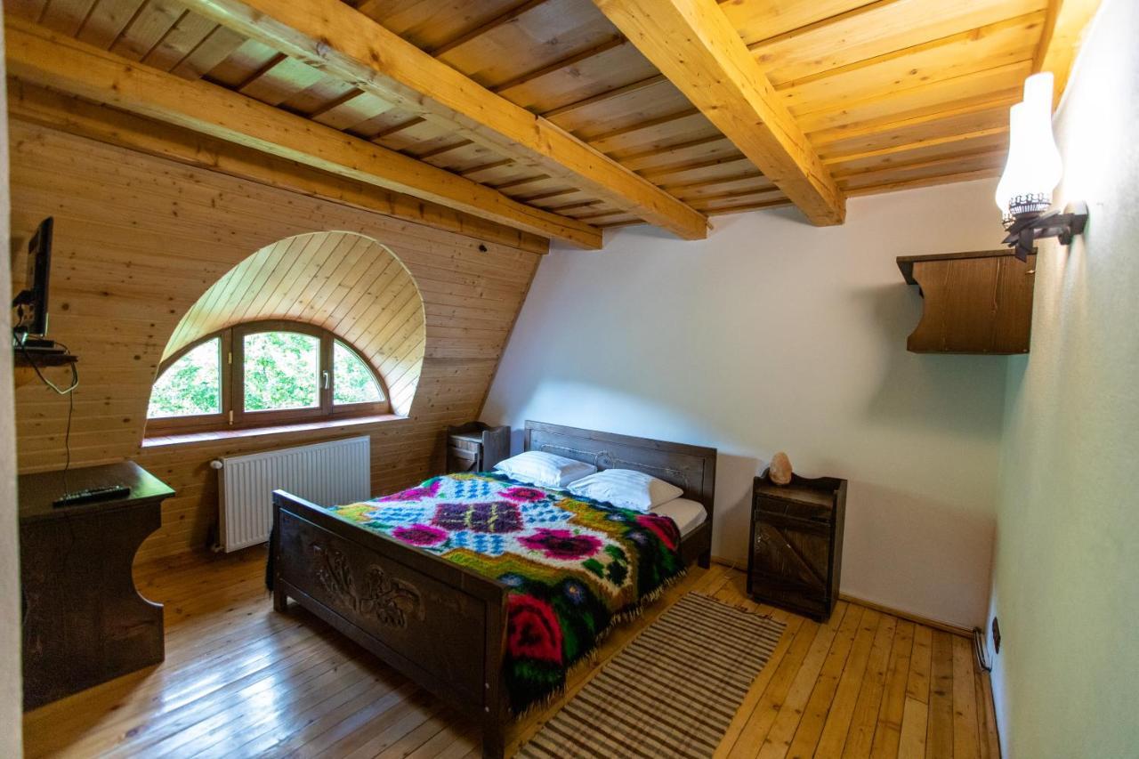 Hotel Conacul Drahneilor Ruscova Esterno foto